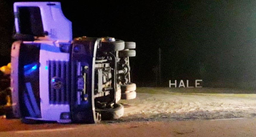 Ruta 205: volc&oacute; un cami&oacute;n cargado de girasol