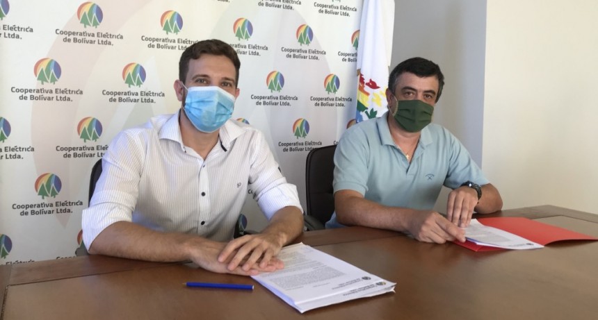 Firma de convenio entre la Laguna San Luis y la Cooperativa para mejor servicio el&eacute;ctrico