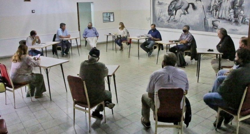 Proyecto de Mejoramiento de caminos rurales: Pisano se reuni&oacute; con entidades del campo en la Sociedad Rural