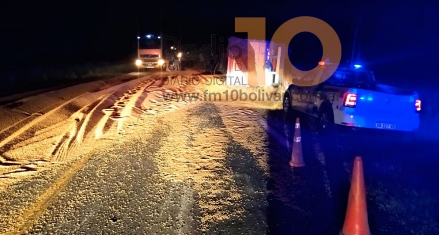 Ruta 226: Un cami&oacute;n roz&oacute; a un veh&iacute;culo, volc&oacute; su acoplado y perdi&oacute; parte de su carga