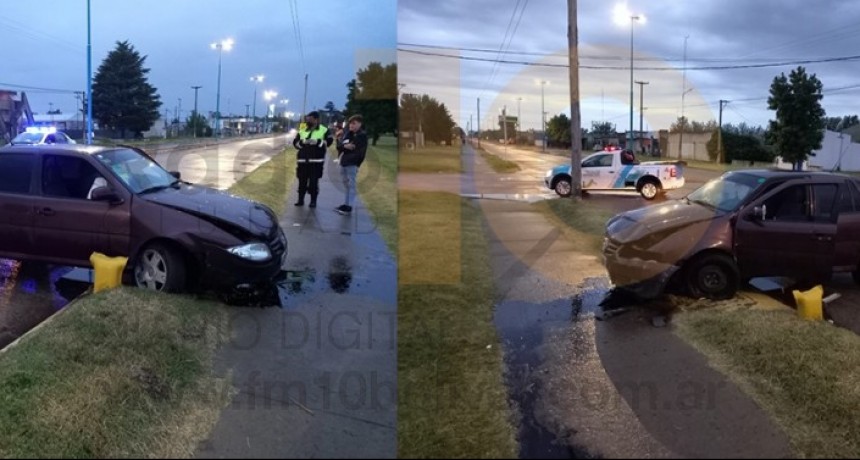 Durante esta ma&ntilde;ana lluviosa, una conductora perdi&oacute; el control de su veh&iacute;culo y colision&oacute; con una boca de tormenta