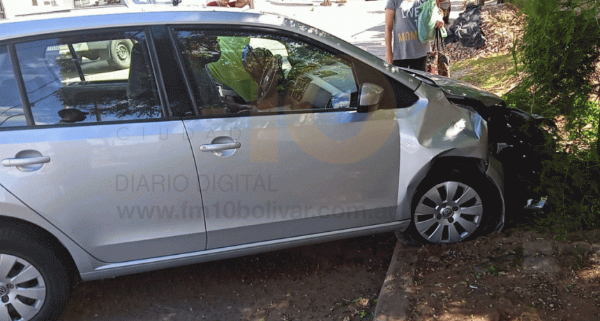 Una mujer mayor de edad, a bordo de su veh&iacute;culo, impact&oacute; contra un arbol