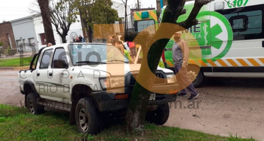 Un conductor habr&iacute;a sufrido un episodio de salud y termin&oacute; impactando contra un &aacute;rbol