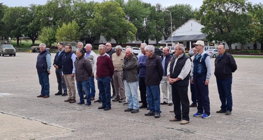 Visitaron el Regimiento de Caballería Blindado 1 de Tandil, después de 50 años de haber cumplido con el Servicio Militar Obligatorio, Néstor Di Palma concurrió con su familia y Carlos Arena habló con FM 10 para contar la historia