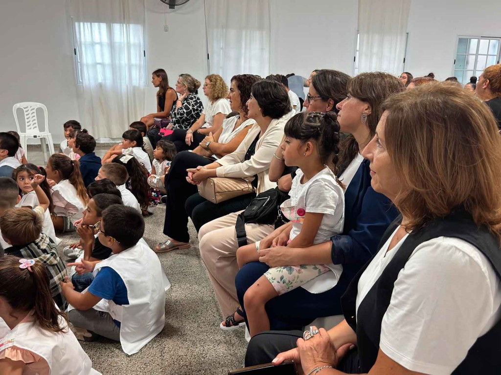 La Directora de Educación participó del acto oficial de comienzo de ciclo lectivo organizado por Jefatura Distrital