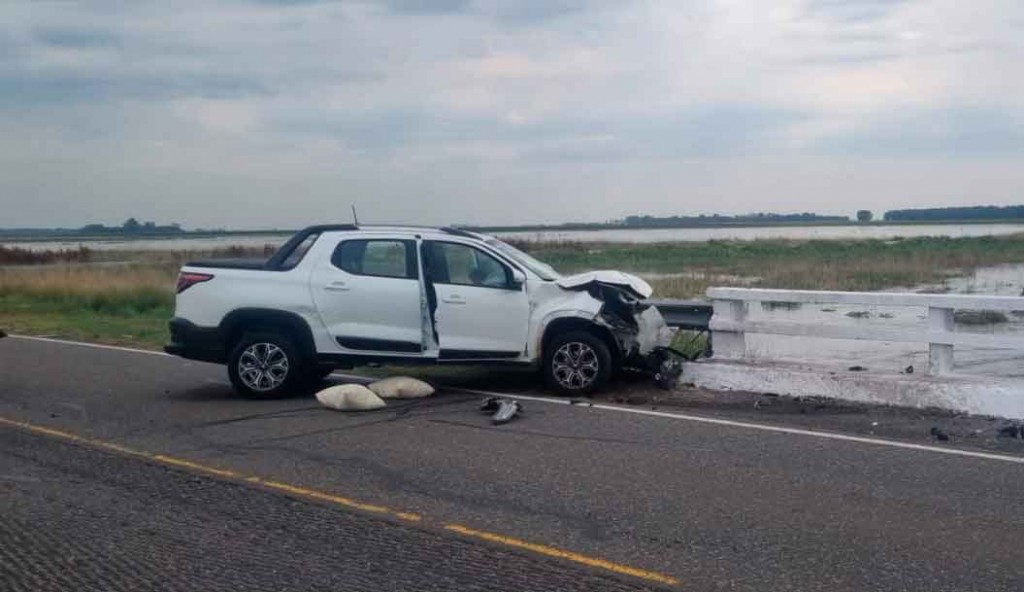Ruta 205: Grave accidente entre dos camionetas que, se presume circulaban en mismo sentido, a la altura del canal Piñeyro, que atraviesa la ruta por medio de dos bocas anchas  y muy profundas