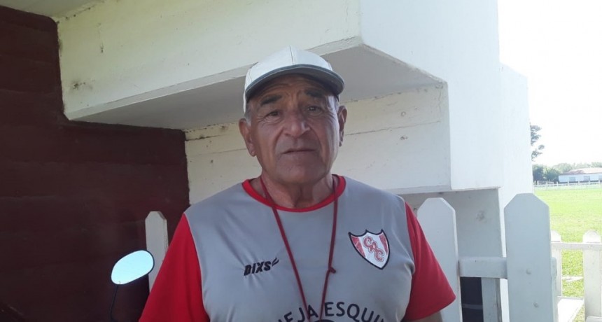 Julio Losada: &ldquo;Las chicas son j&oacute;venes, pero son grandes para el f&uacute;tbol, cuesta mucho ense&ntilde;arles, pero es bueno que se sumen para armar equipos y crear competencia interna&rdquo;	