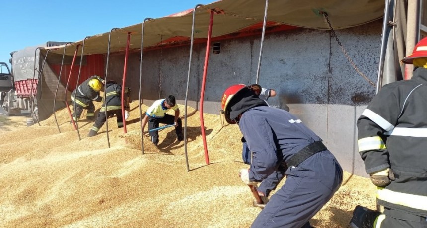 Un cami&oacute;n volc&oacute; su acoplado en ruta 65, en el tramo comprendido en el kil&oacute;metro 283