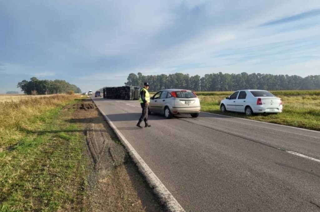 Ruta 226 : Volcó un camión cargado de pollos