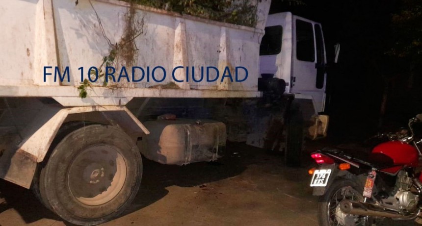 Un joven motociclista hospitalizado tras impactar contra un camión recolector de residuos gruesos