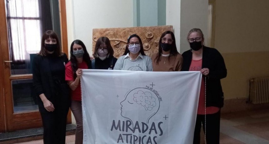 Mirar desde el corazón, abordar como comunidad (Una actividad de Miradas Atípicas en el HCD)