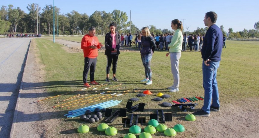 La Dirección de Deportes entregó material de atletismo para instituciones educativas de Bolívar