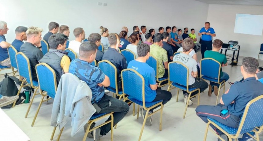Seguridad del Bombero: El curso fue dictado por el Subcomandante Ronca de Villegas y asistieron 38 efectivos de diferentes cuarteles