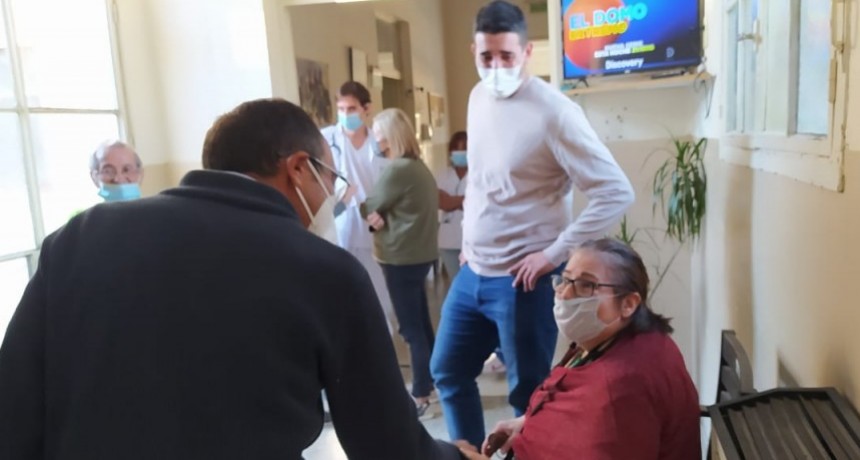 El Intendente Pisano visitó a los Adultos Mayores de Casa Hogar 