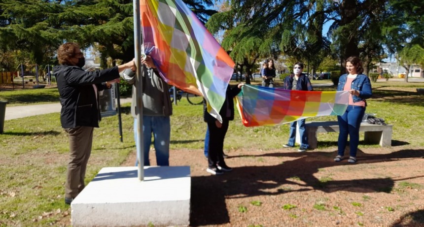 En el Día del Aborigen Americano se llevó a cabo el recambio de la bandera wipala en la plaza Pueblos Originarios