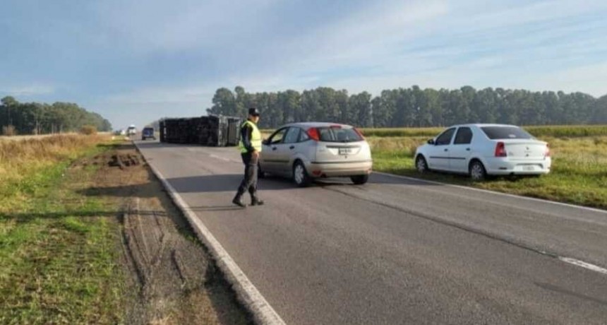 Ruta 226 : Volc&oacute; un cami&oacute;n cargado de pollos