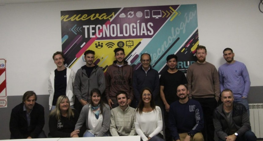 El Intendente Pisano  acompañó a estudiantes de Ingeniería Mecánica en la presentación de sus trabajos finales