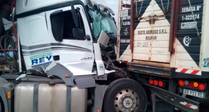 Carlos Casares: Colisión por alcance entre dos camiones, uno de ellos pertenece a la firma Oeste Arenoso SRL de Bolívar