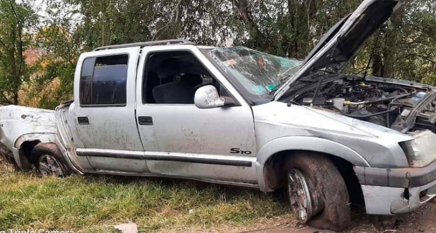 Ruta 65: Cerca del acceso a Dudignac, volc&oacute; una camioneta que hab&iacute;a salido desde Bol&iacute;var