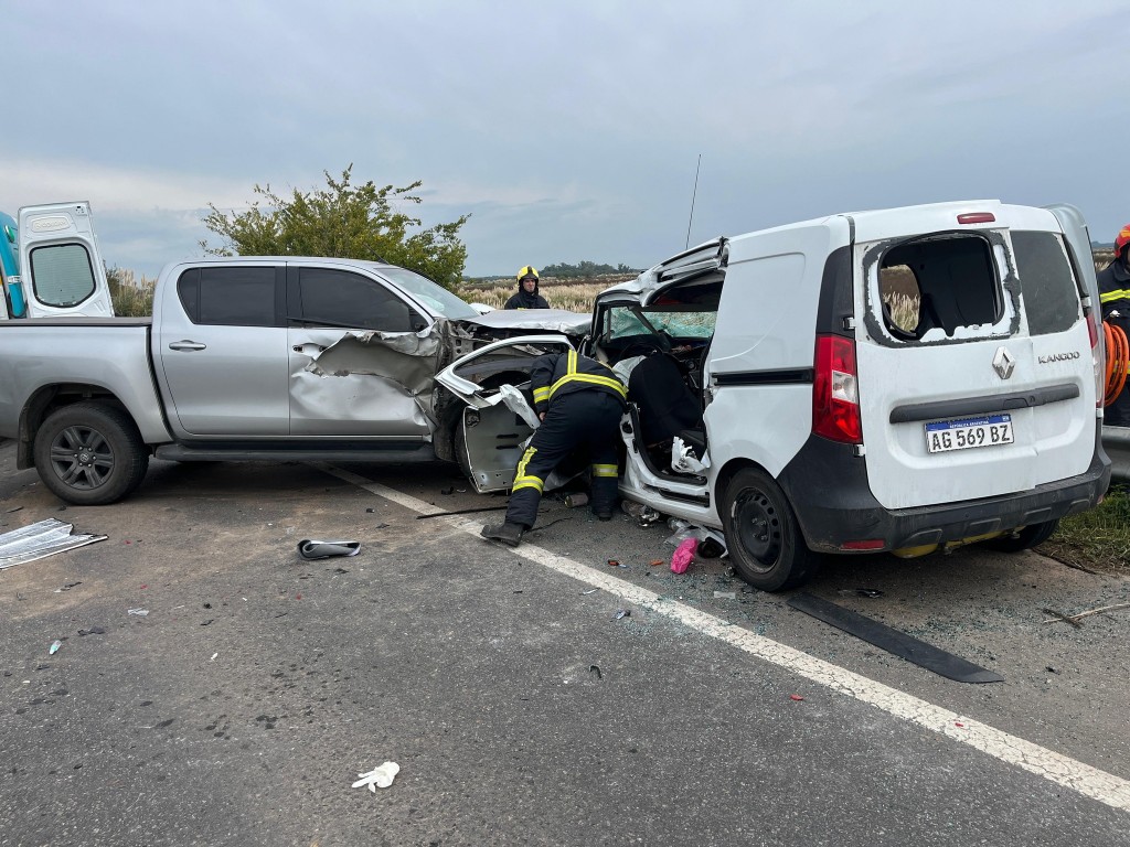 Ruta 205 jurisdicción Roque Pérez: Accidente entre dos vehículos en el puente del Río Salado