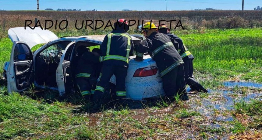 Vuelco de un vehículo en el camino vecinal que conecta Urdampilleta con Pirovano