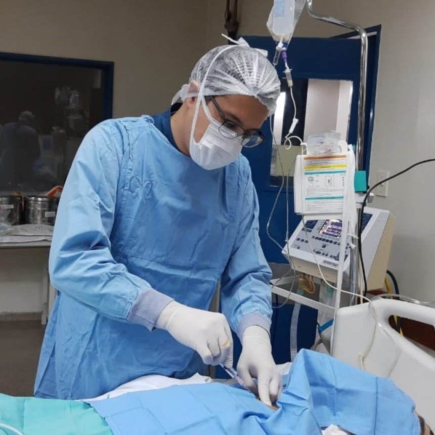 Jorge Salvatierra: "Estamos viendo todos los d&iacute;as casos m&aacute;s complejos, antes ten&iacute;amos margen, pero hoy estamos ingresando a los pacientes que est&aacute;n a punto de ventilarse"