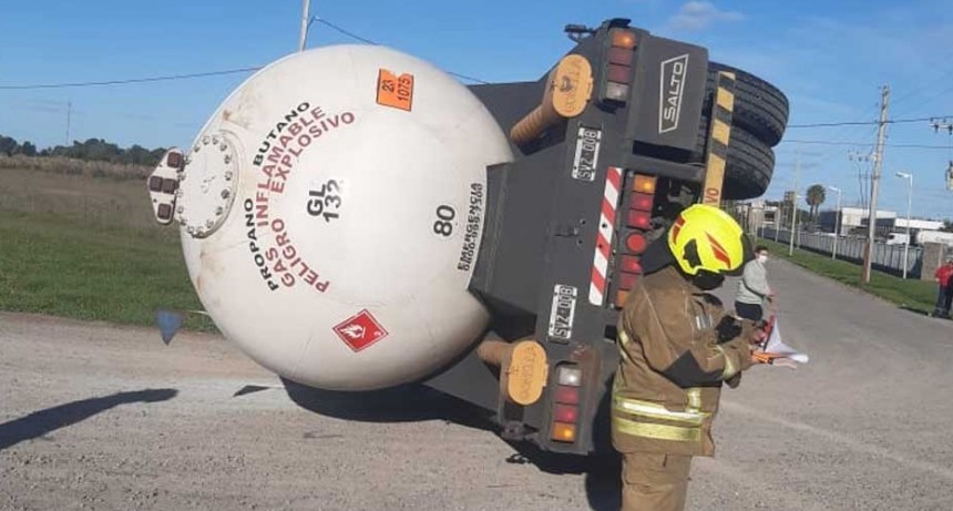 Ca&ntilde;uelas: Un cami&oacute;n de Bol&iacute;var cargado con gas butano volc&oacute; en el acceso a Extragas