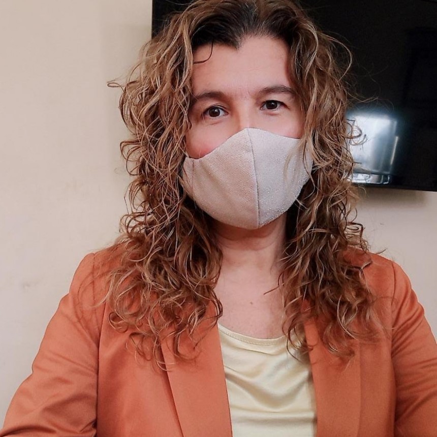 Lorena Urrutia: "La prioridad es la vacuna contra el coronavirus, en caso de recibir en simult&aacute;neo ambos turnos, deben postergar la aplicaci&oacute;n de la dosis contra la gripe" 