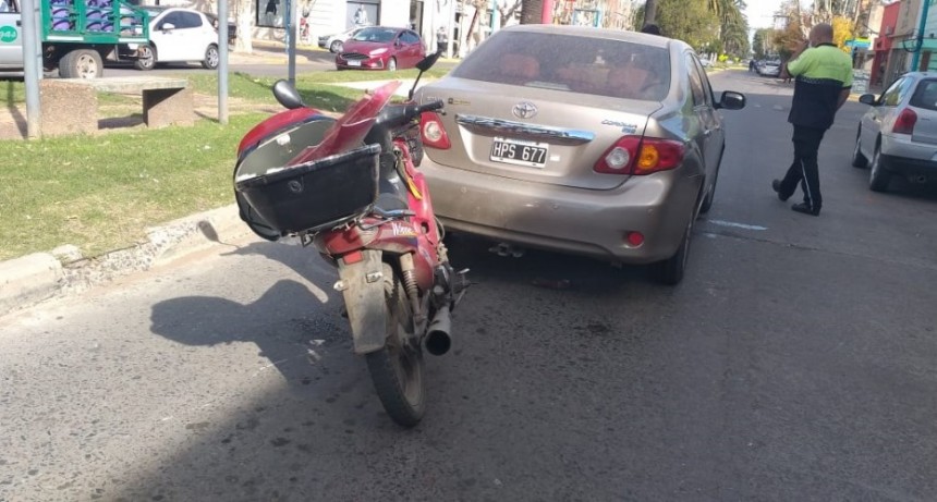 Leve impacto entre un autom&oacute;vil y una motocicleta en la Avenida Brown 