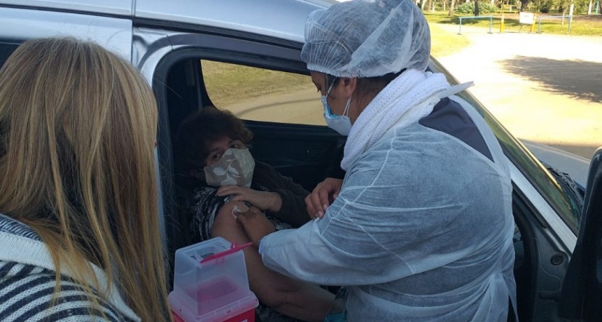 M&oacute;nica Pi&ntilde;el: &ldquo;A veces preferimos vacunarlos arriba de su auto, cuando pueden tener algunos inconvenientes&rdquo;