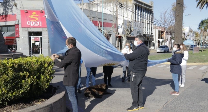 El Intendente Pisano iz&oacute; la bandera junto a personal de Salud y Excombatientes de Malvinas