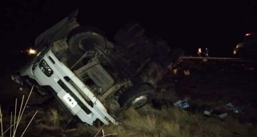 Impactante vuelco en Ruta 65: Un cami&oacute;n perdi&oacute; toda su carga sobre la cinta asf&aacute;ltica