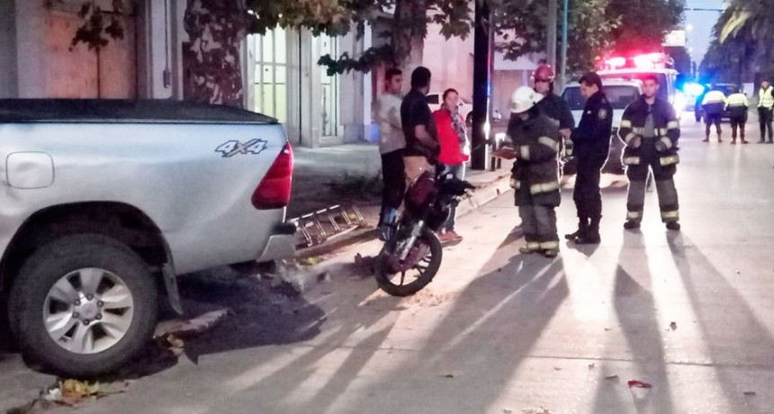 Impacto entre una moto y una camioneta, ambas conducidas por mayores de edad