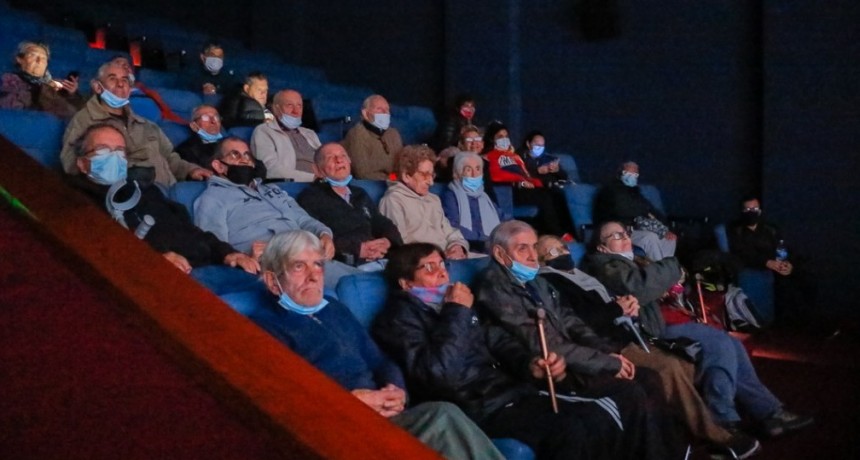 Adultos mayores de Casa Hogar y del Club de Día Reencuentro visitaron el Cine Avenida