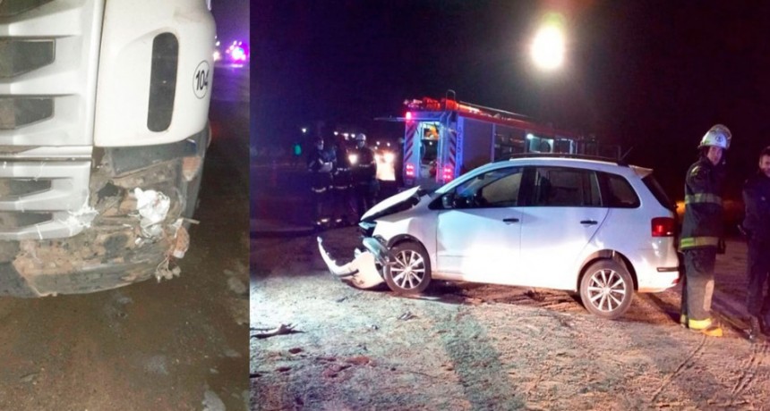 Fuerte impacto entre un camión Scania y un Volkswagen Suran