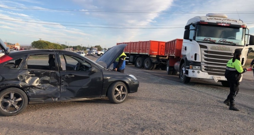 Fuerte impacto entre un cami&oacute;n y un auto