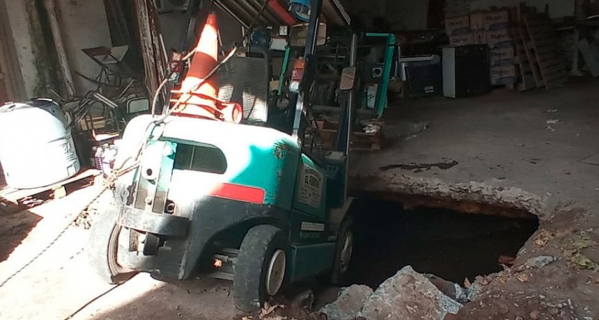 Un zamping autoelevador que descargaba productos cay&oacute; en una fosa