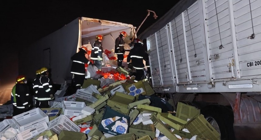 Dos fallecidos tras un grave accidente que involucra a tres camiones con distintas cargas, datos confirmados de las víctimas