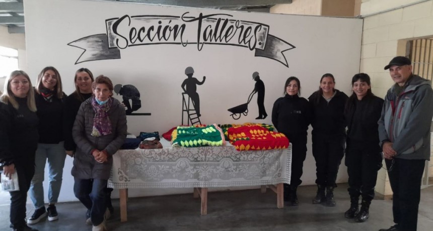 Mujeres privadas de la libertad de una cárcel bonaerense de Azul tejieron mantas de lanas para dos instituciones
