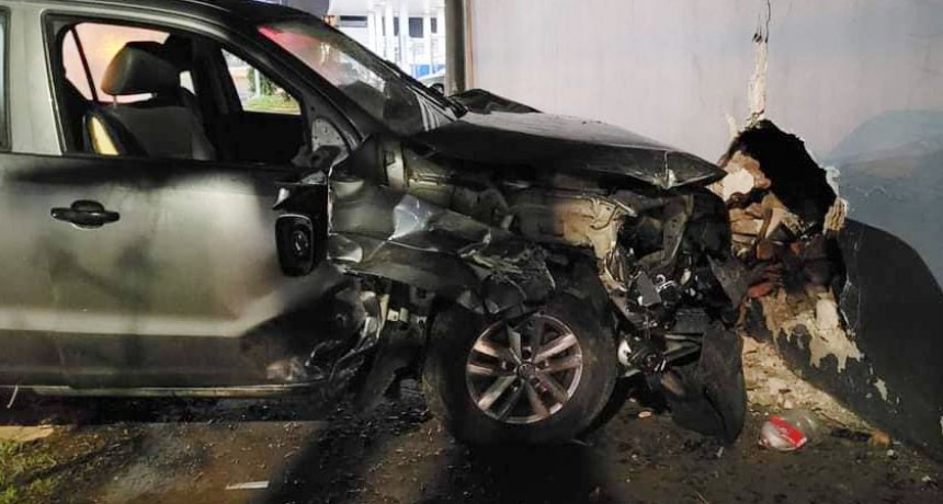 Pehuaj&oacute;: Una camioneta colison&oacute; contra un tapial y derrib&oacute; una parte