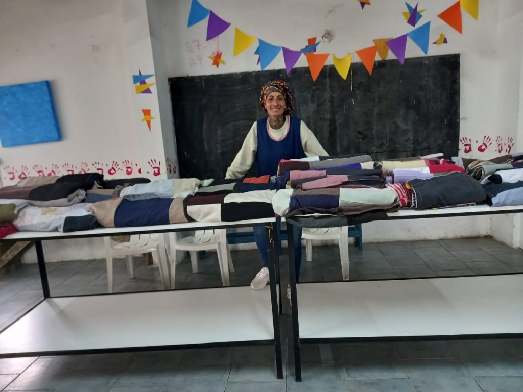 Ola de frío y acciones solidarias: En la cárcel de mujeres de Azul confeccionaron y entregaron 55 mantas a un comedor de Tandil
