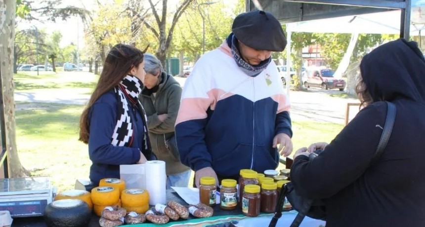 Pasaron Mercados Bonaerenses con buena respuesta del público y por primera vez participó la Escuela Agrícola de Bolívar con sus productos