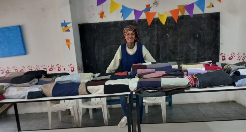 Ola de frío y acciones solidarias: En la cárcel de mujeres de Azul confeccionaron y entregaron 55 mantas a un comedor de Tandil