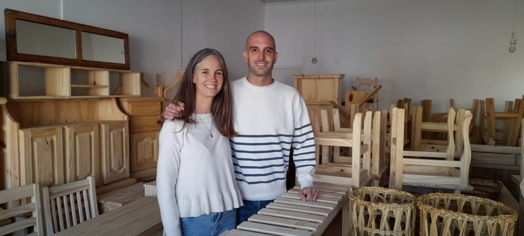 Banea Muebles, una nueva opción para optimizar sus espacios y darle un toque actual, visitamos el local con FM 10 y hablamos con Clarita y Agustín