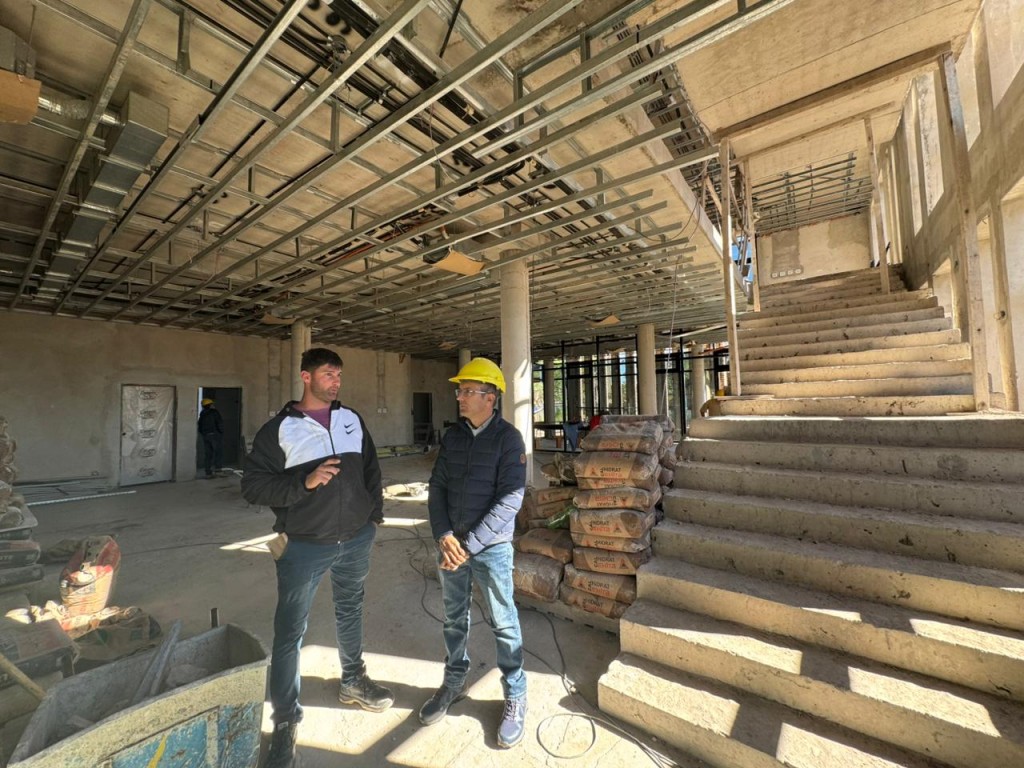El Intendente Marcos Pisano recorrió la obra de la Casa de la Provincia, que se construye en avenida Centenario