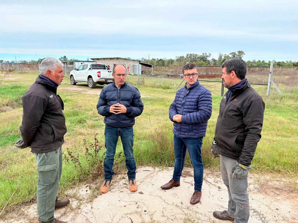 Obras para Bolívar: Obra reactivada, Marcos Pisano recorrió la obra  de red eléctrica en barrio Cooperativa de Viviendas