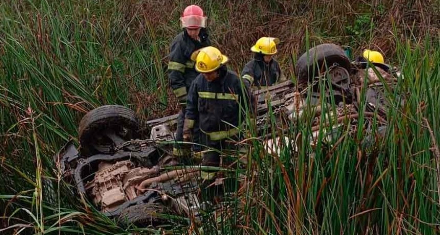 Este jueves: Un conductor sufrió el despiste y posterior vuelco de su vehículo, cayendo sobre la zanja de desagüe