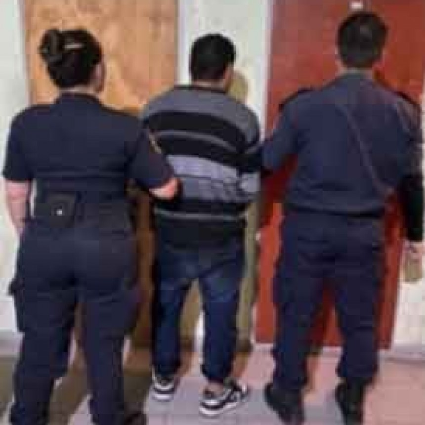 Una persona fue aprehendida por Intento de Hurto, la policía lo sorprendió en el patio de una casa de barrio Las Flores