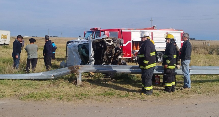 Ruta Nacional 33: contin&uacute;a la racha de accidentes, ahora en el acceso a Tornquist con dos personas trasladadas al hospital
