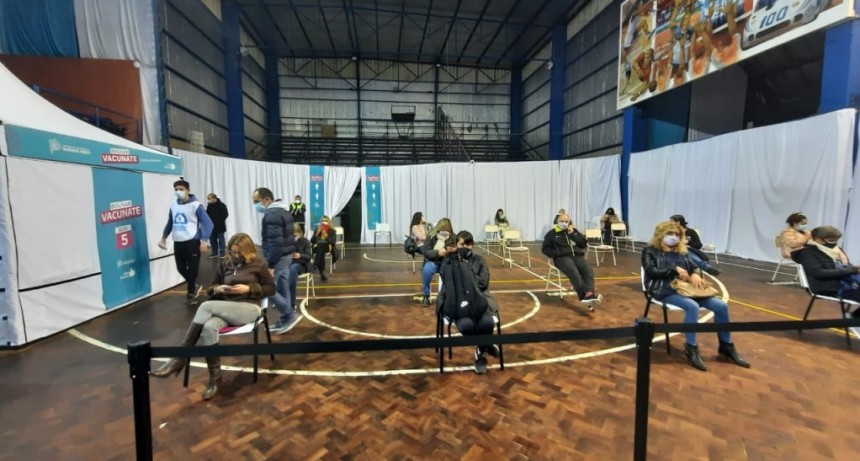 En el Centro Vacunatorio: el Intendente Pisano y el Diputado Bucca acompa&ntilde;aron una nueva jornada de vacunaci&oacute;n contra el Covid-19